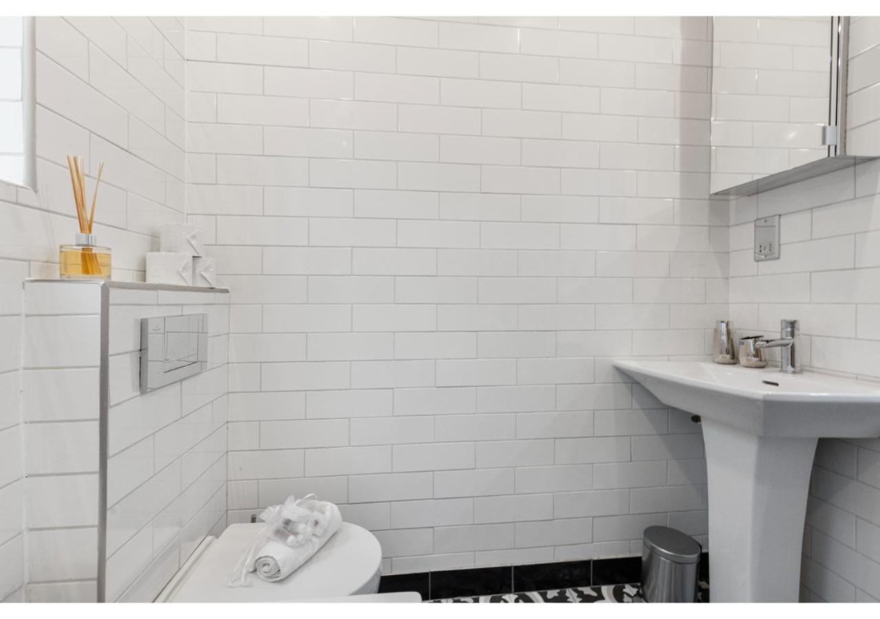 Conveniently Situated - Luxuriously Furnished! Apartment London
